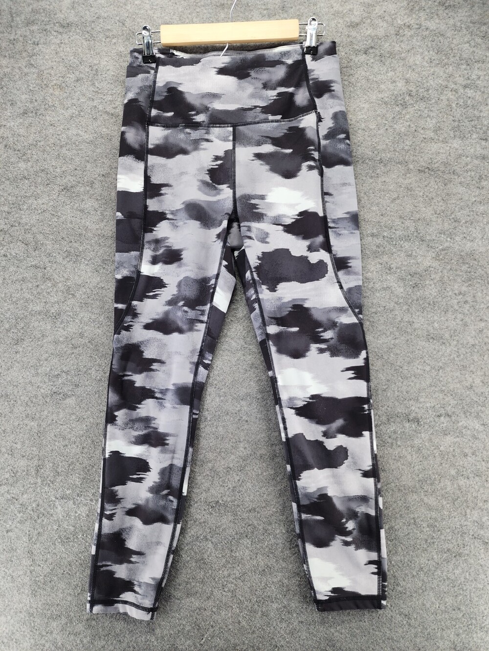 Reebok Capri Leggings Womens Medium Pull On Gray Camo